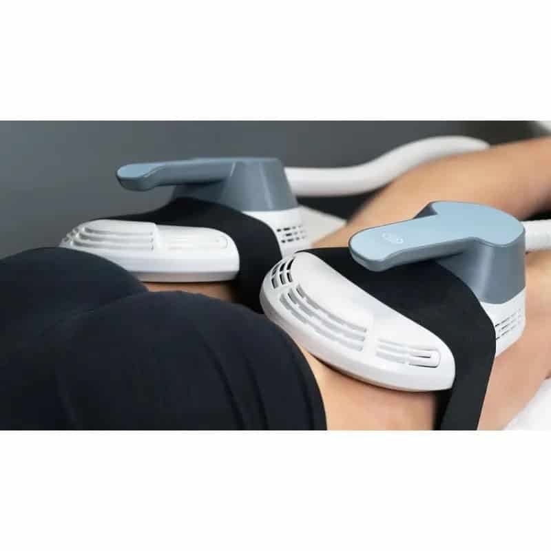 Manípulos EMS Body Sculpt sujetos sobre los muslos durante una sesión
